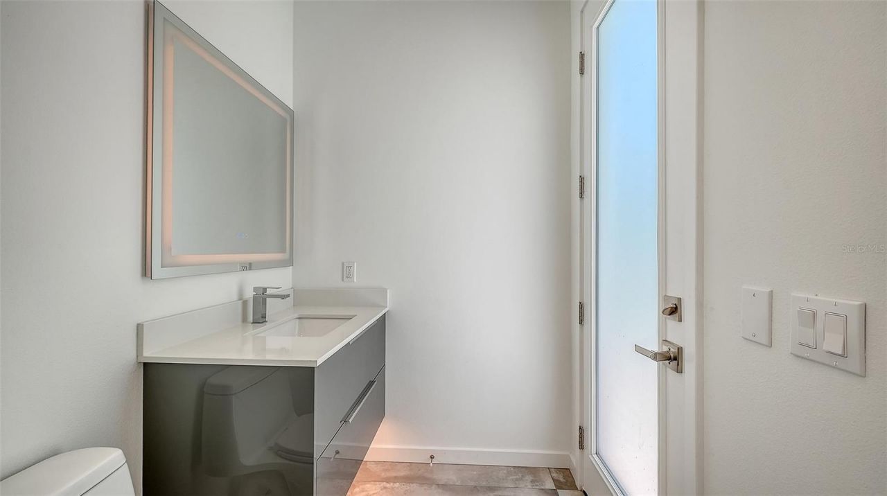 2010 Hyde Park Circle, Sarasota, FL 34239 Photo