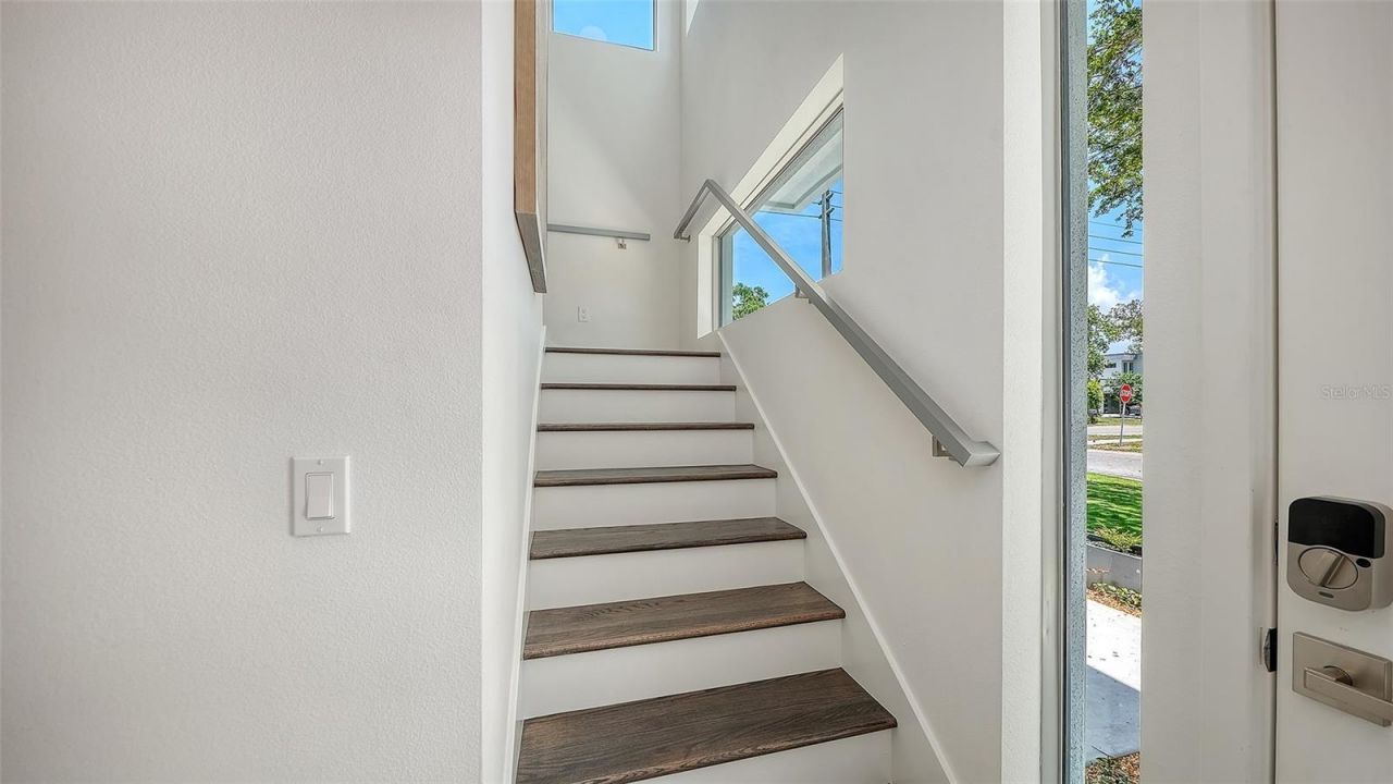 2010 Hyde Park Circle, Sarasota, FL 34239 Photo