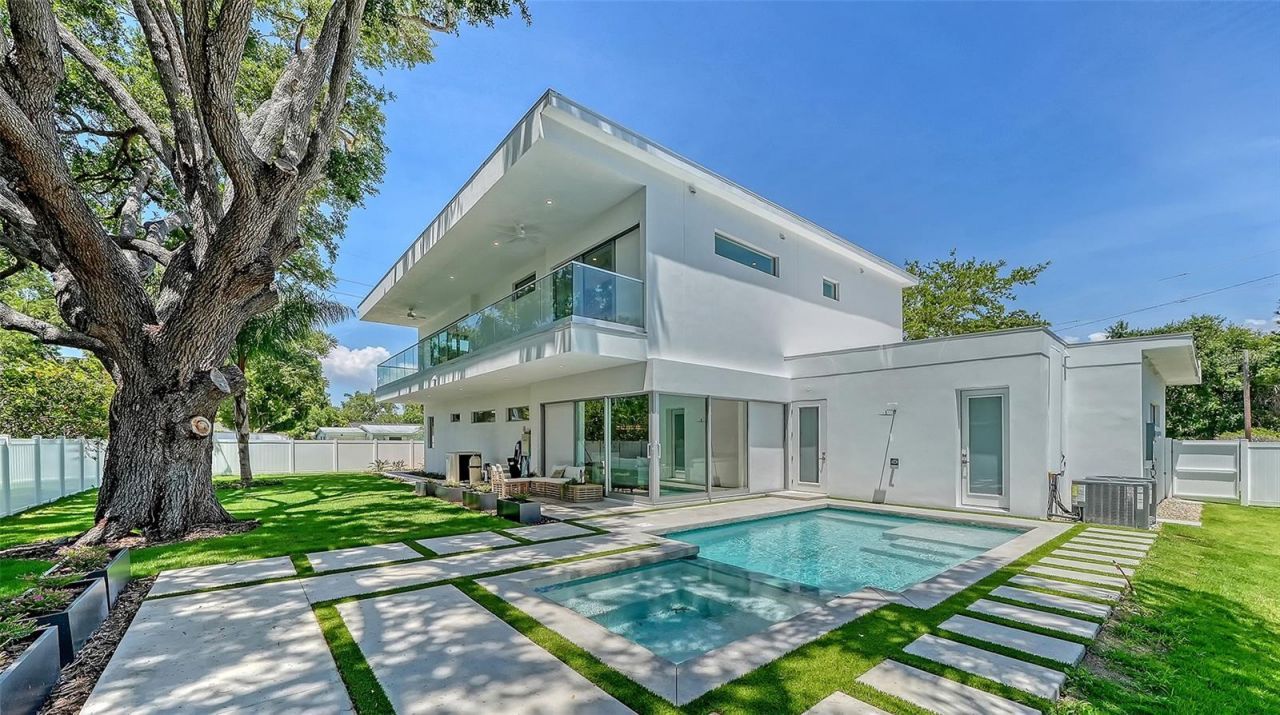 2010 Hyde Park Circle, Sarasota, FL 34239 Photo