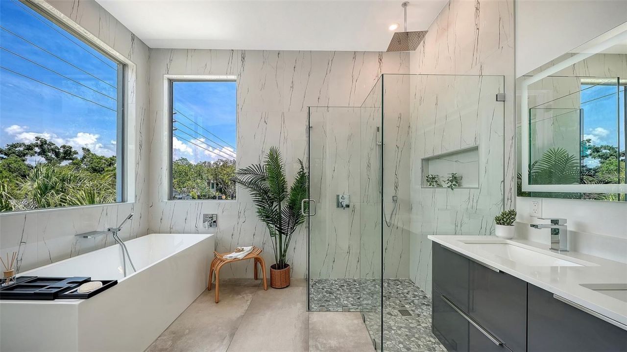 2010 Hyde Park Circle, Sarasota, FL 34239 Photo