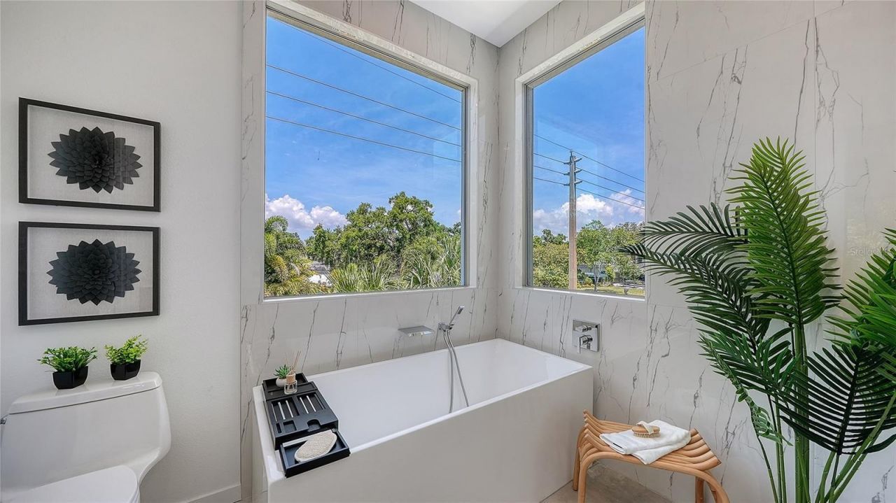 2010 Hyde Park Circle, Sarasota, FL 34239 Photo