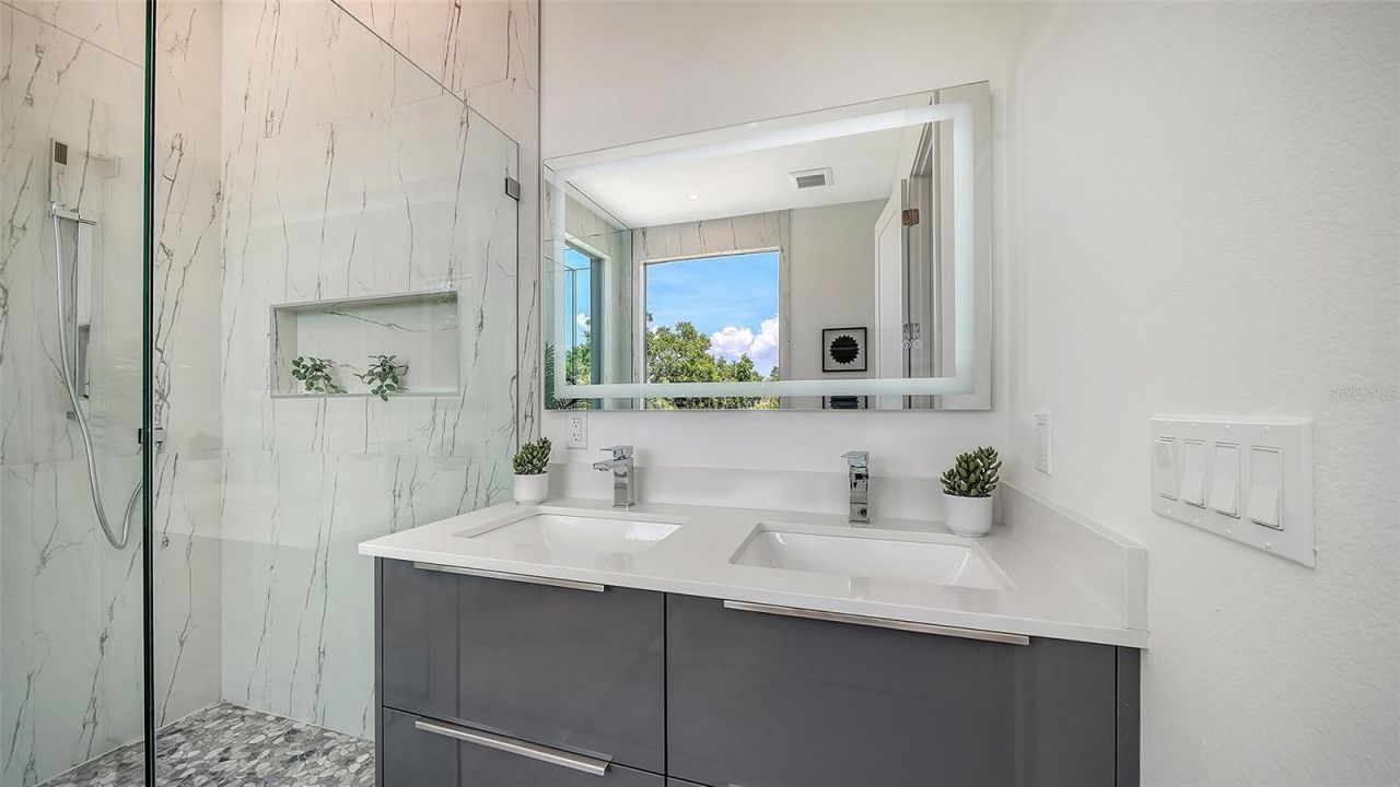 2010 Hyde Park Circle, Sarasota, FL 34239 Photo