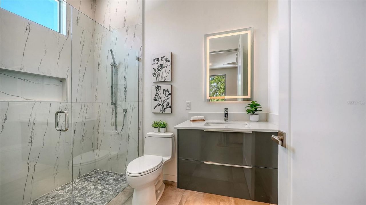 2010 Hyde Park Circle, Sarasota, FL 34239 Photo