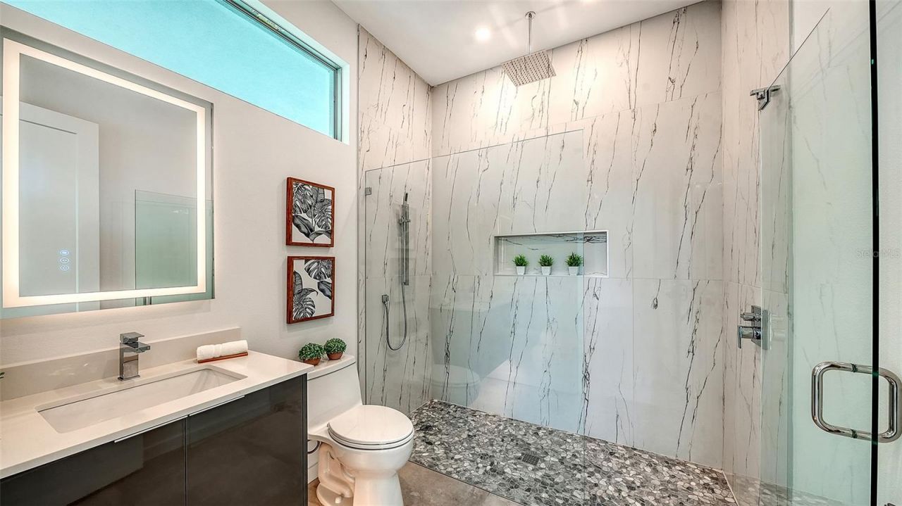 2010 Hyde Park Circle, Sarasota, FL 34239 Photo