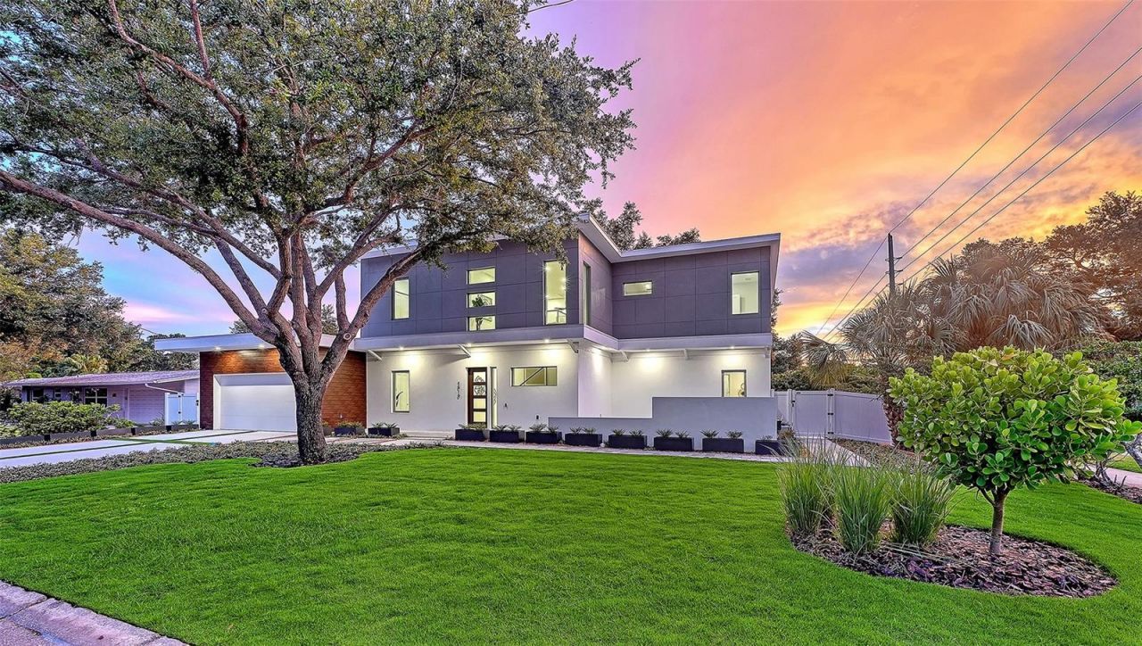 2010 Hyde Park Circle, Sarasota, FL 34239 Photo