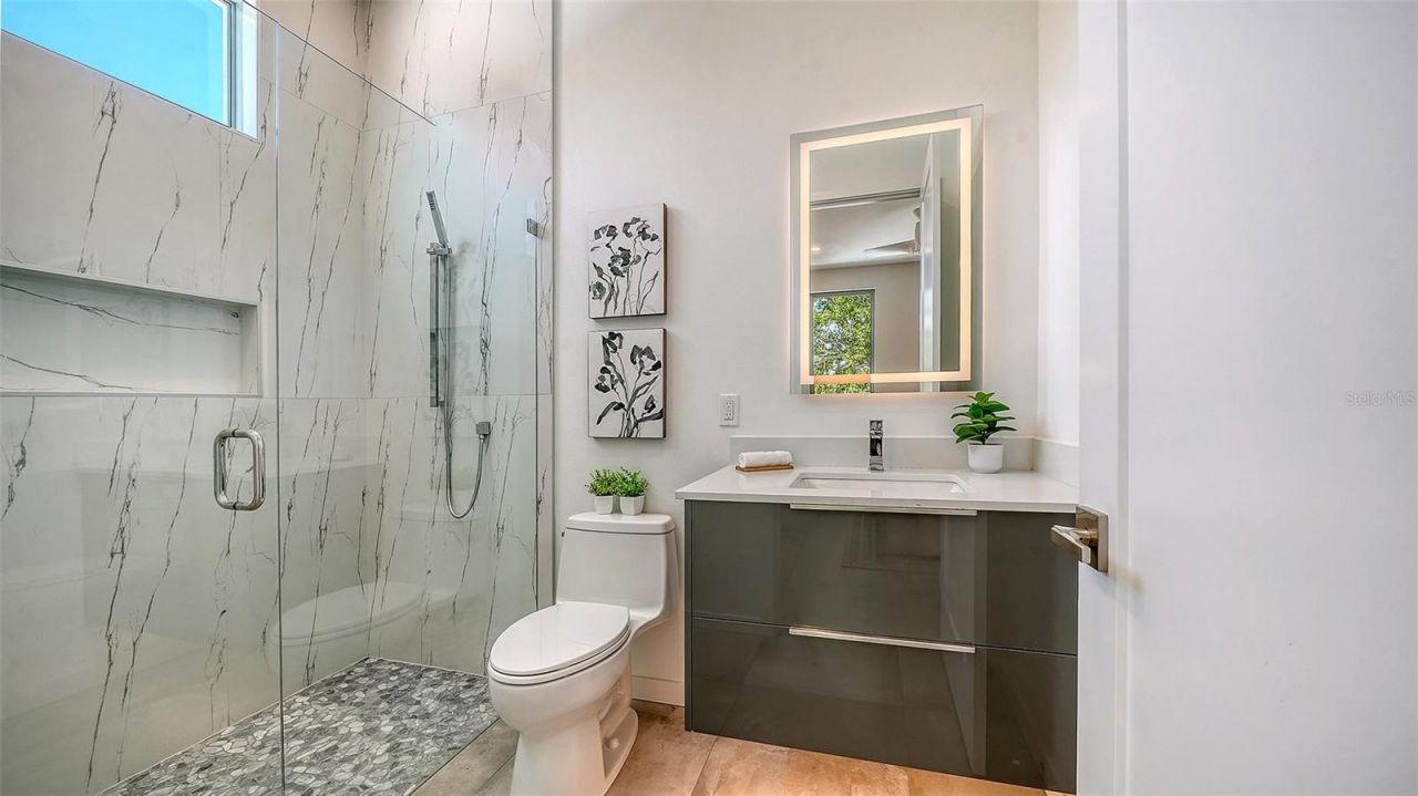 2010 Hyde Park Circle, Sarasota, FL 34239 Photo