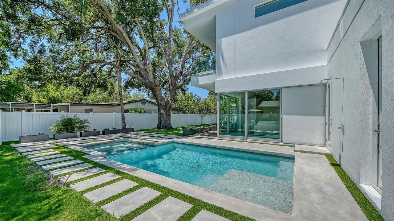 2010 Hyde Park Circle, Sarasota, FL 34239 Photo