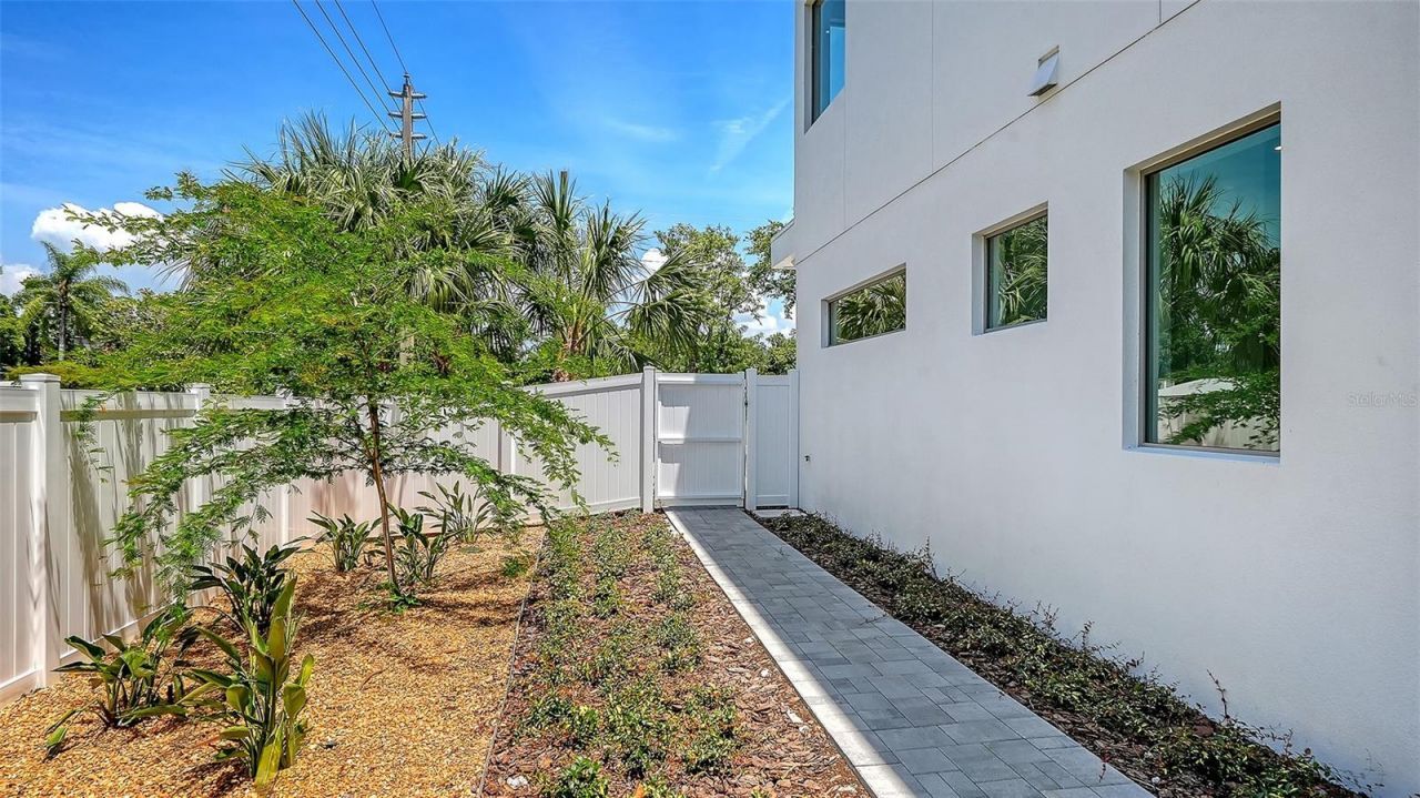2010 Hyde Park Circle, Sarasota, FL 34239 Photo