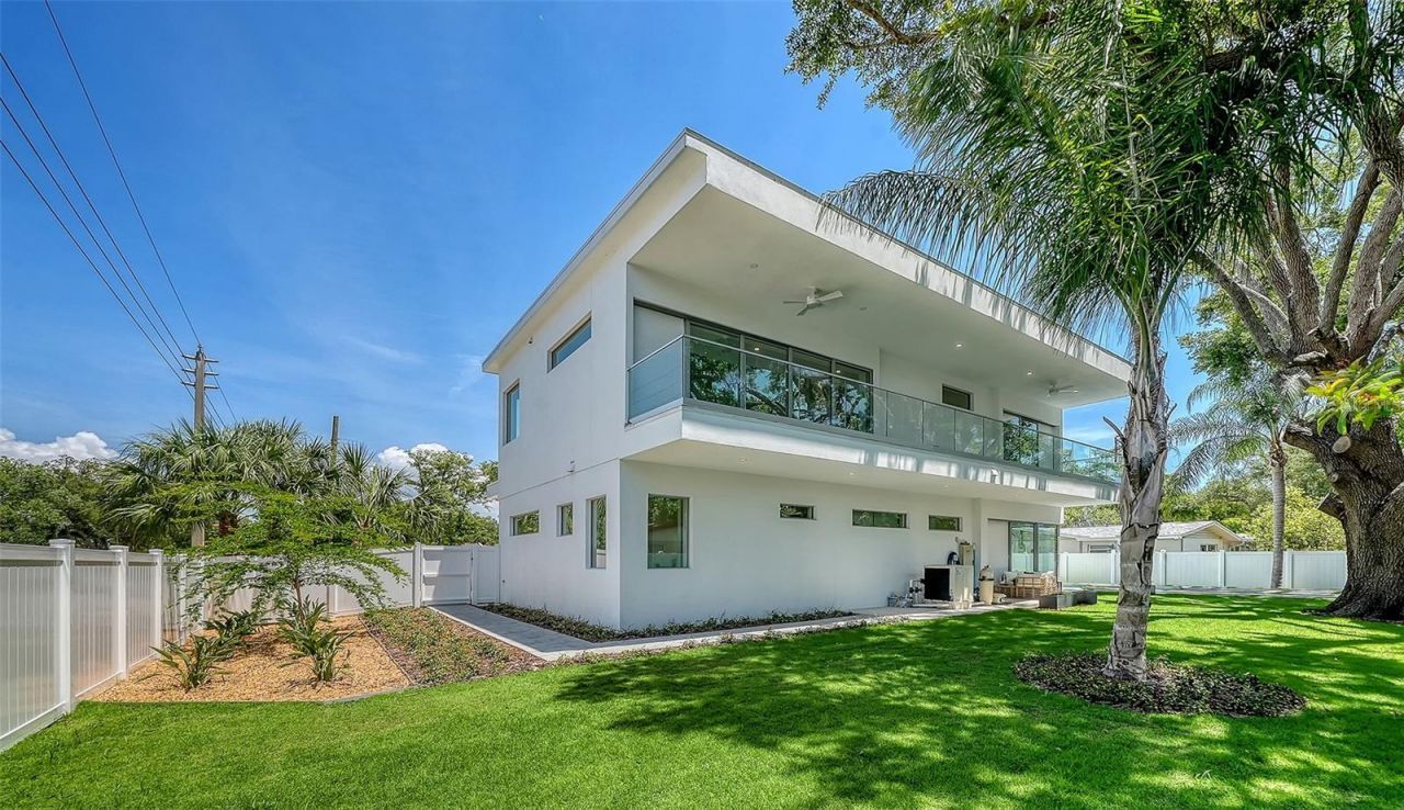 2010 Hyde Park Circle, Sarasota, FL 34239 Photo