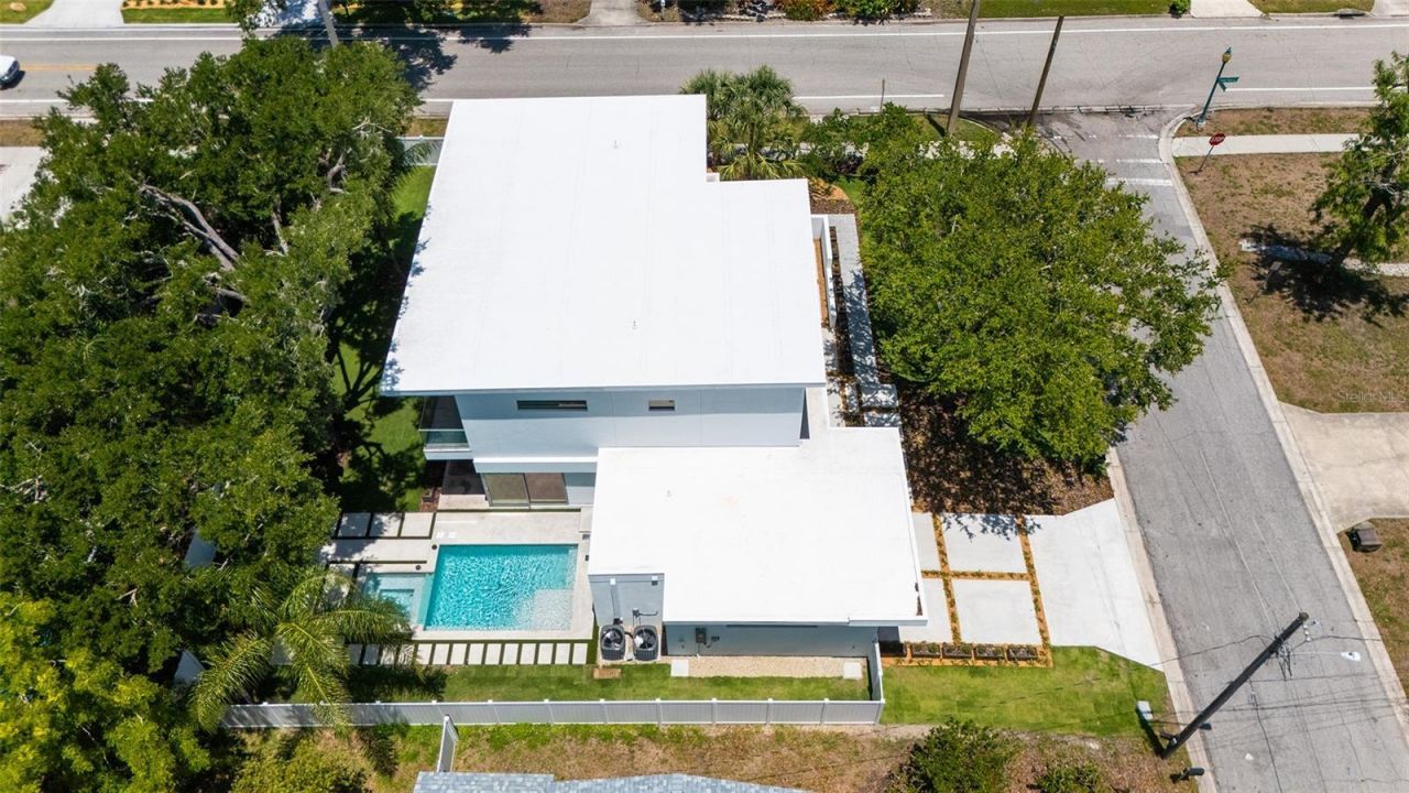 2010 Hyde Park Circle, Sarasota, FL 34239 Photo