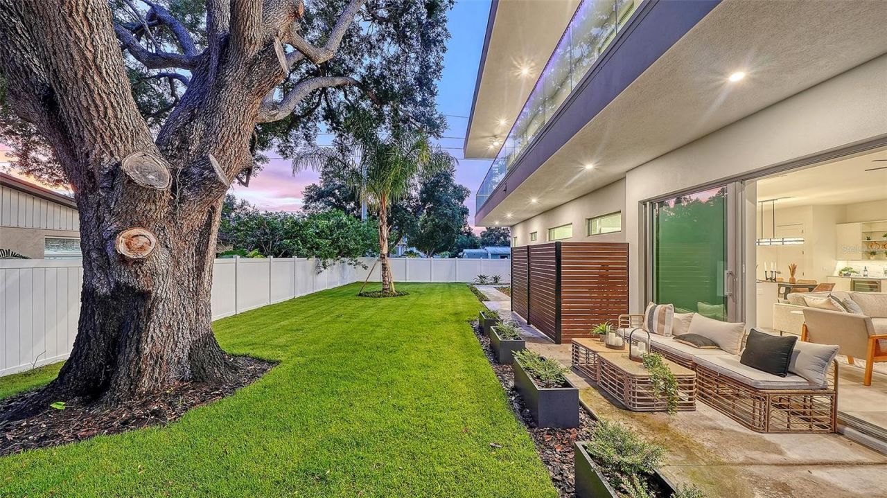 2010 Hyde Park Circle, Sarasota, FL 34239 Photo