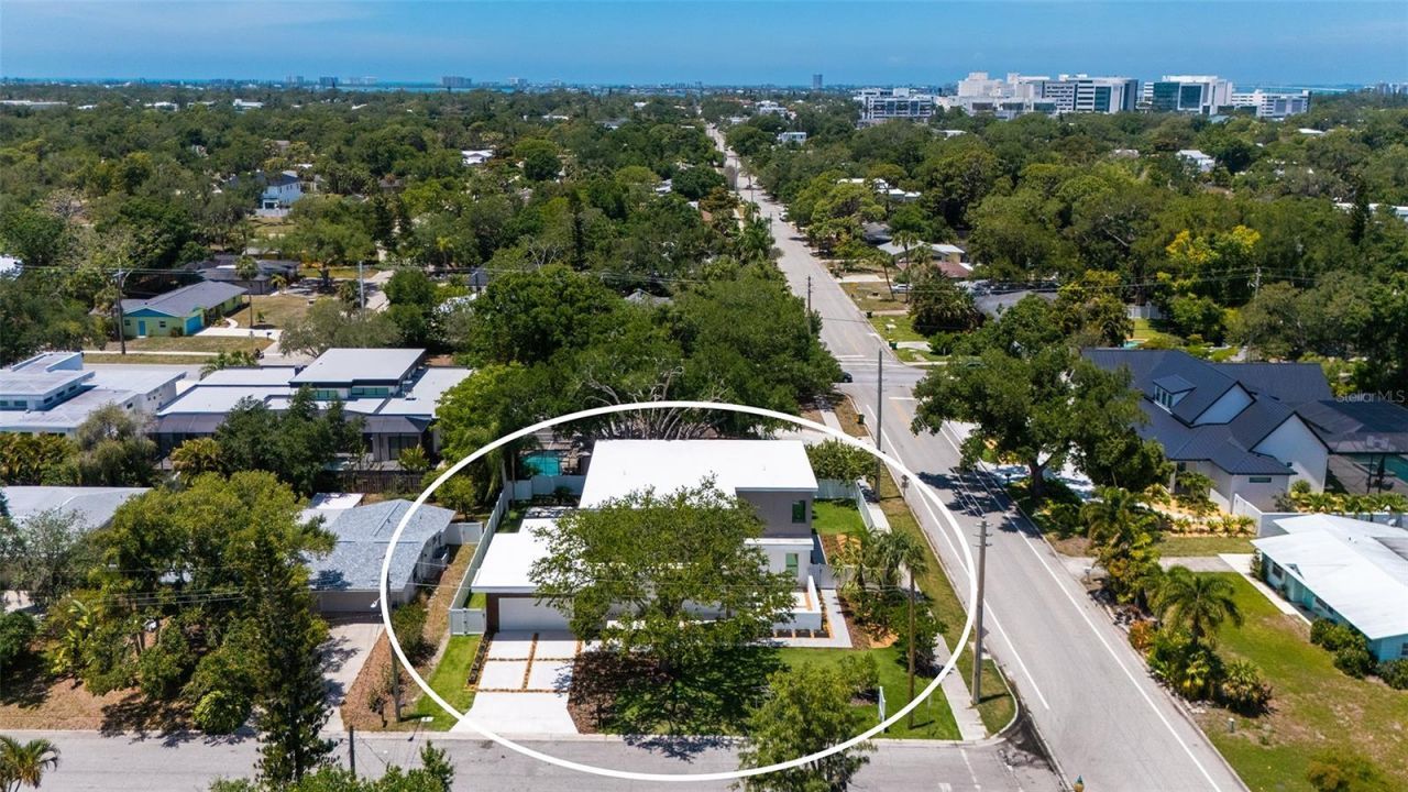 2010 Hyde Park Circle, Sarasota, FL 34239 Photo