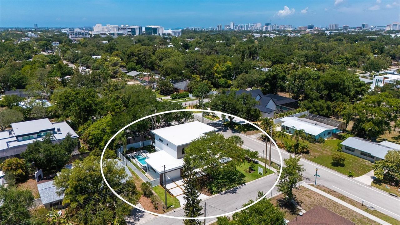 2010 Hyde Park Circle, Sarasota, FL 34239 Photo