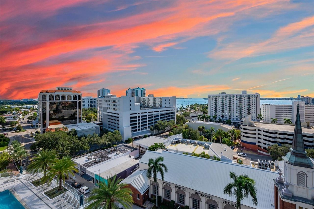 2010 Hyde Park Circle, Sarasota, FL 34239 Photo