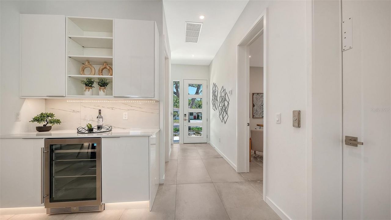 2010 Hyde Park Circle, Sarasota, FL 34239 Photo
