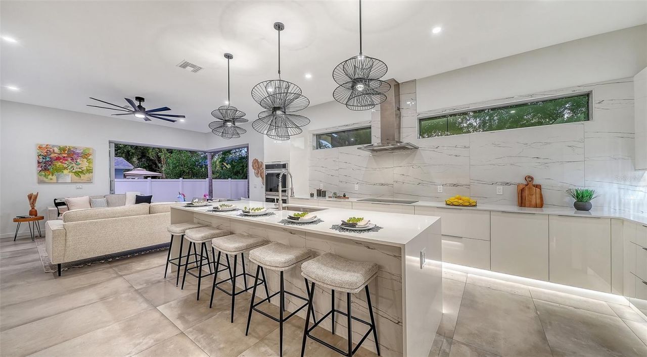 2010 Hyde Park Circle, Sarasota, FL 34239 Photo