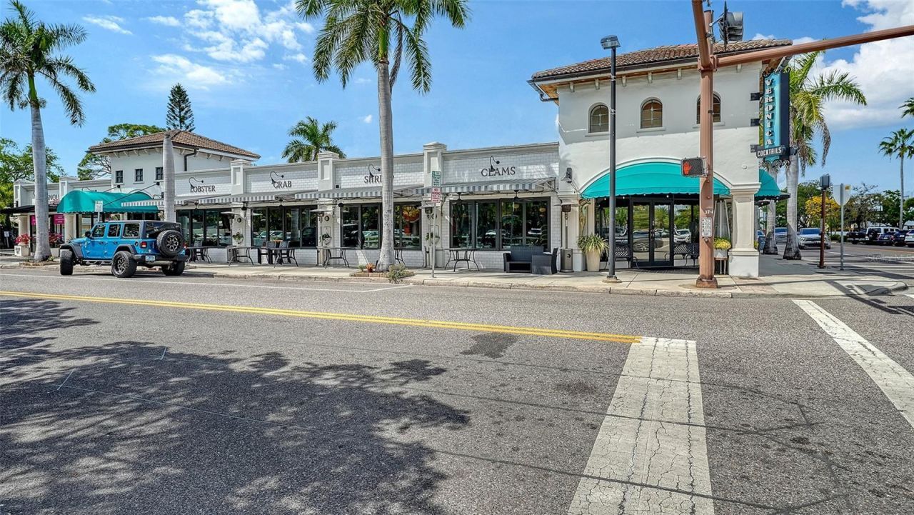 2010 Hyde Park Circle, Sarasota, FL 34239 Photo