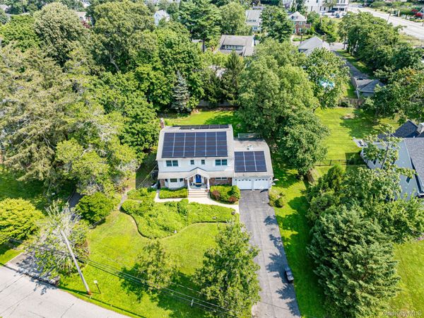 220 Windsor Avenue, Brightwaters, NY 11718