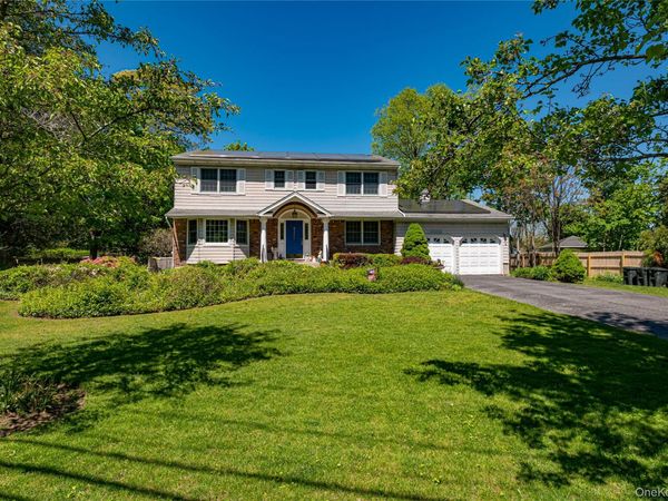 220 Windsor Avenue , Brightwaters, NY 11718