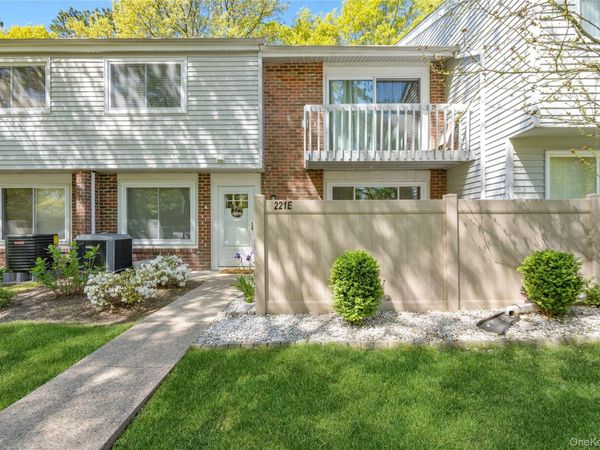 221 Springmeadow Drive , Holbrook, NY 11741