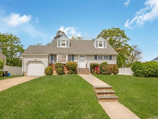 142 Elkton Lane , North Babylon, NY 11703