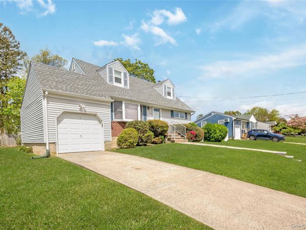 142 Elkton Lane , North Babylon, NY 11703