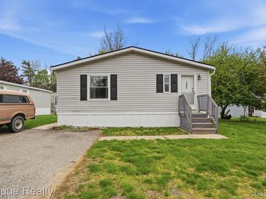 253 Parker Lake Drive, Oxford Twp, MI 48371