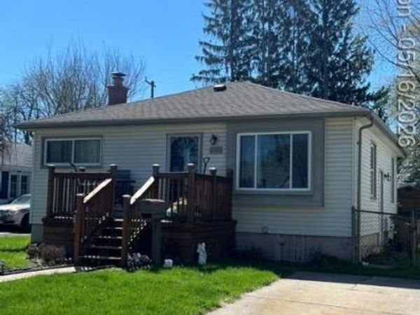 30 E Fairmount Avenue, Pontiac, MI 48340