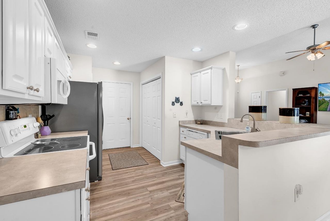 347 Harbour Reef Dr.  Photo 8