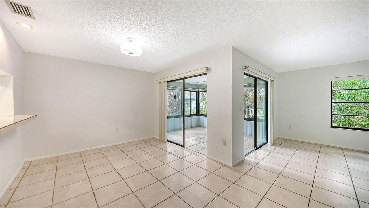 5010 Barrington Circle, Unit 2001, Sarasota, FL 34234 Photo