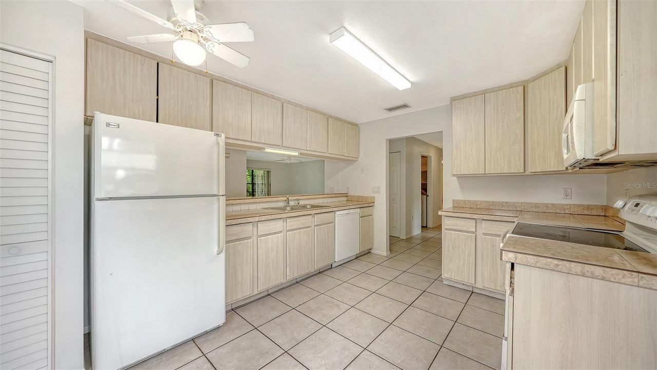 5010 Barrington Circle, Unit 2001, Sarasota, FL 34234 Photo