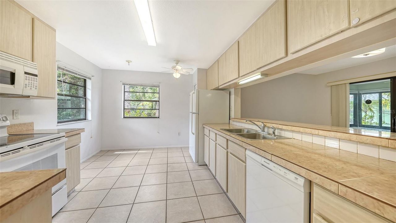5010 Barrington Circle, Unit 2001, Sarasota, FL 34234 Photo