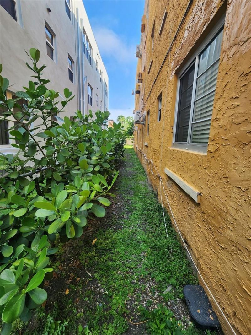 1043 NW 2nd St , Unit 3, Miami, FL 33128 Photo