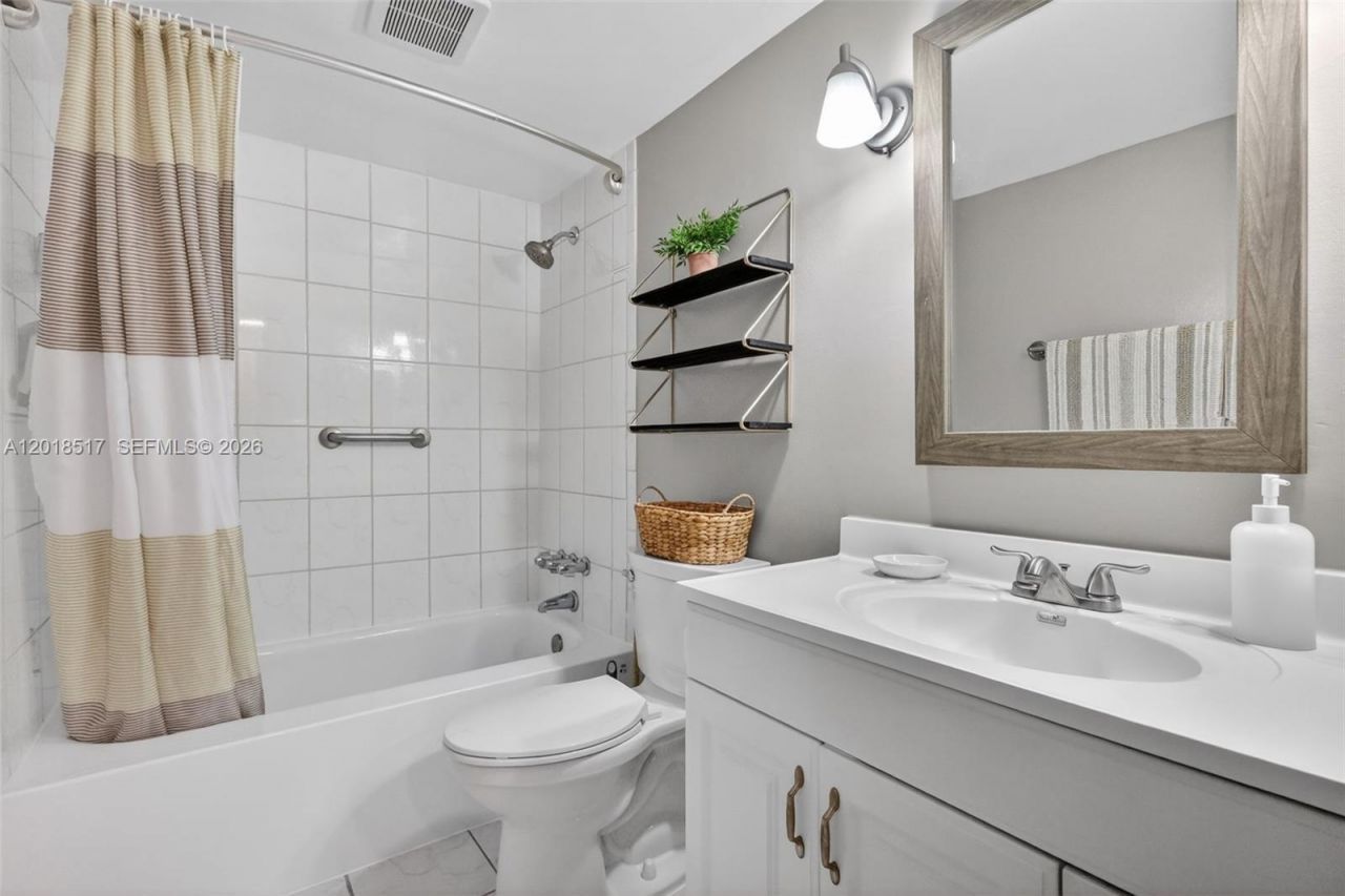 401 Golden Isles Dr , Unit 208, Hallandale Beach, FL 33009 Photo