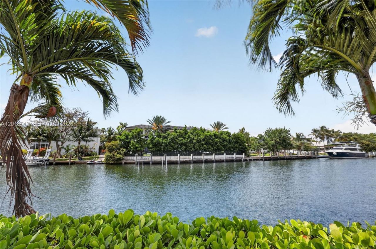 401 Golden Isles Dr , Unit 208, Hallandale Beach, FL 33009 Photo