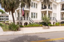 1109 Bay Street photo 4