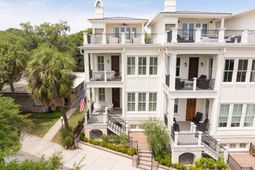 1109 Bay Street photo 4