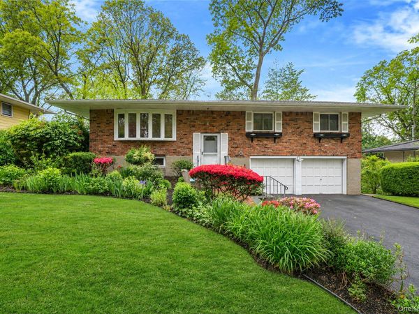 44 Mackay Drive, Hauppauge, NY 11788