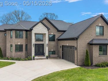 46930 Riverpark E, Macomb Twp, MI 48044