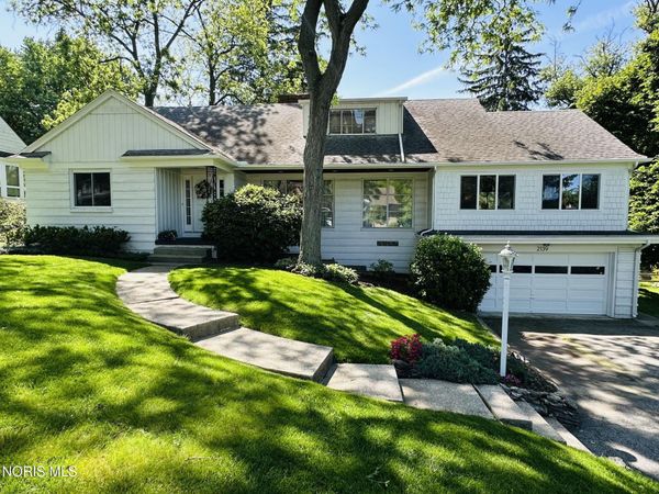 2139 Emkay Drive, Ottawa Hills, OH 43606