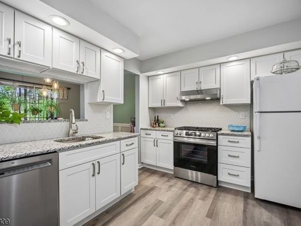 10 Sentinel Ct, Chatham, NJ 07928