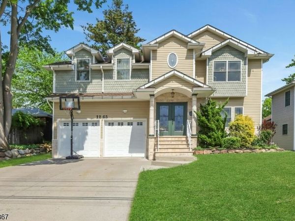 12 Burbank St, Fair Lawn, NJ 07410