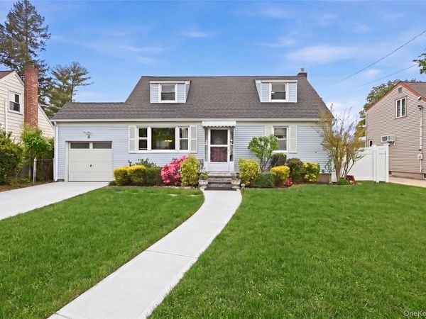 6 KENT LANE, Farmingdale, NY 11735