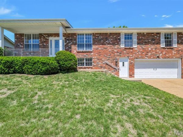 4863 Vermilion Drive , St Louis, MO 63128