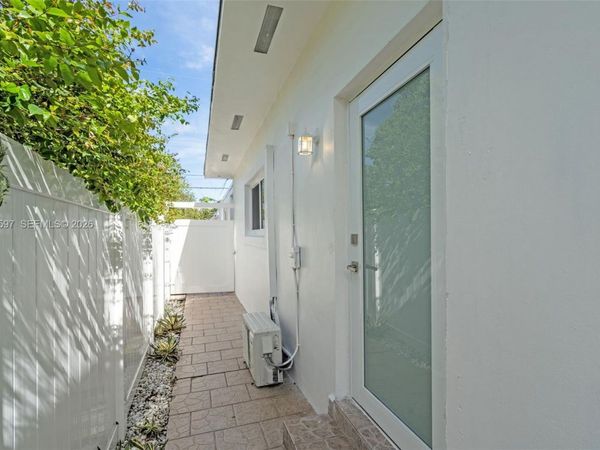 201 SW 51st Ct, Unit 5, Miami, FL 33134