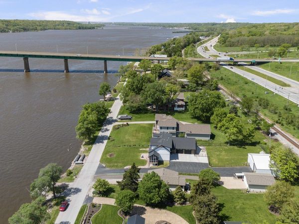 1401 Canal Shore Drive , Leclaire, IA 52753