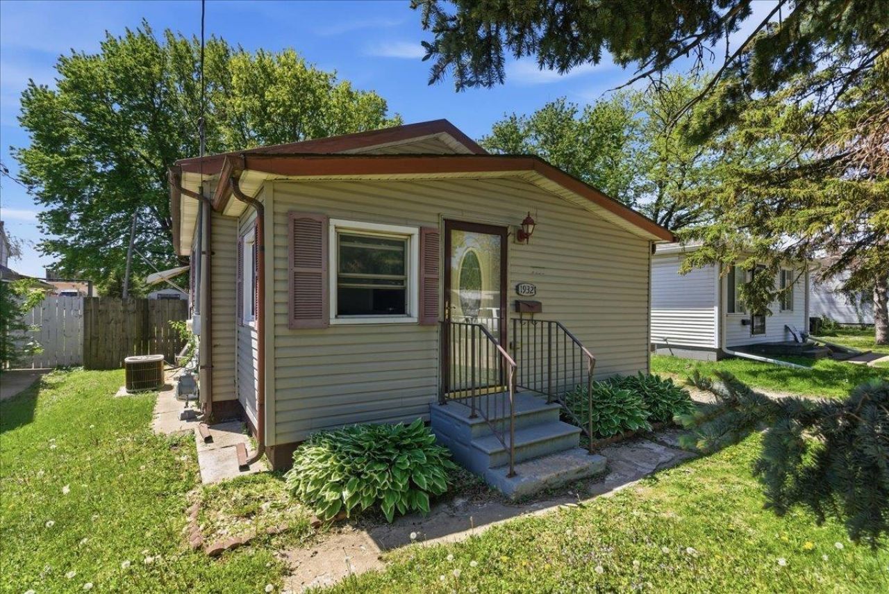 1932 Plymouth Avenue, Waterloo, IA 50702 Main Photo