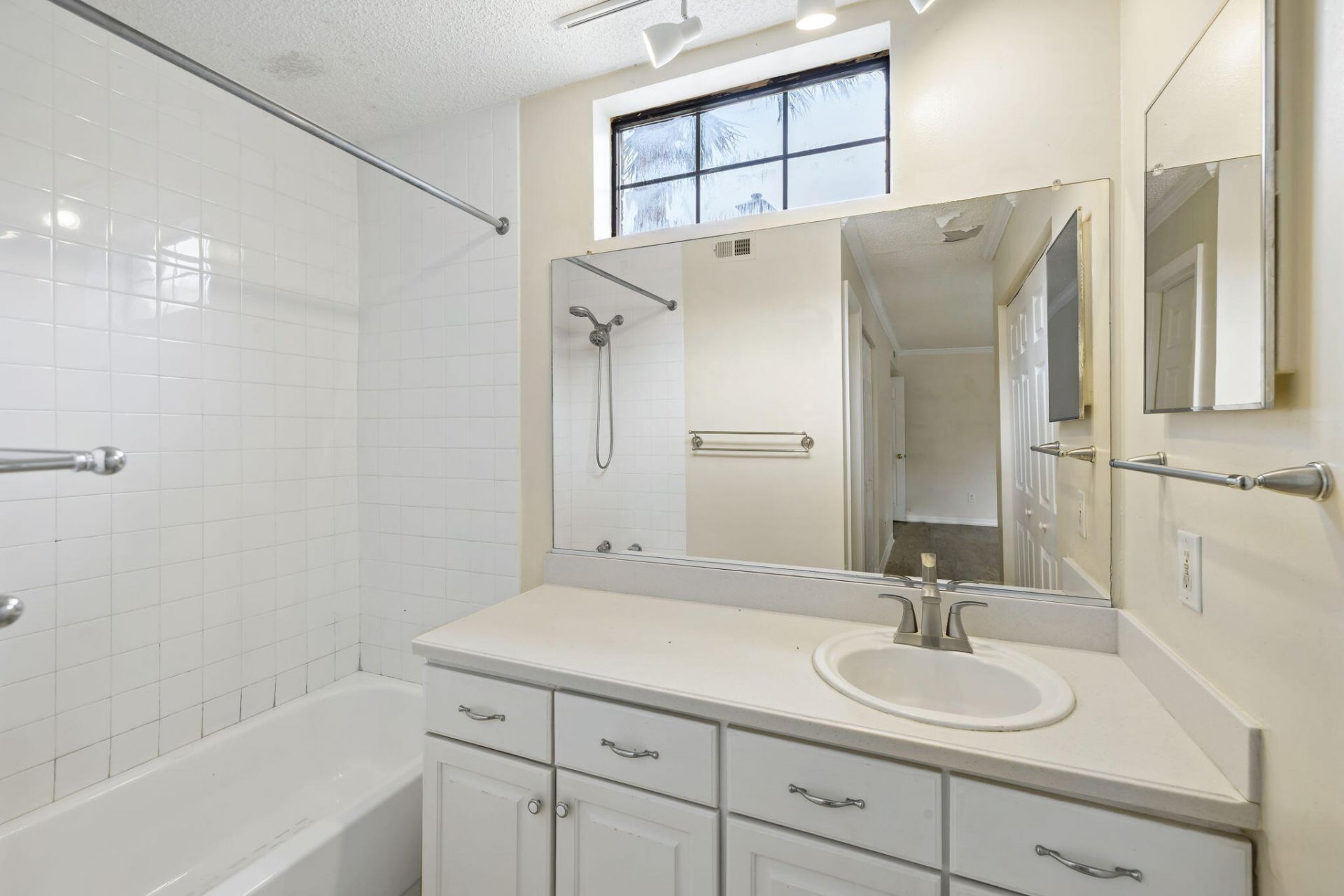1852 Montclair Drive Photo 13