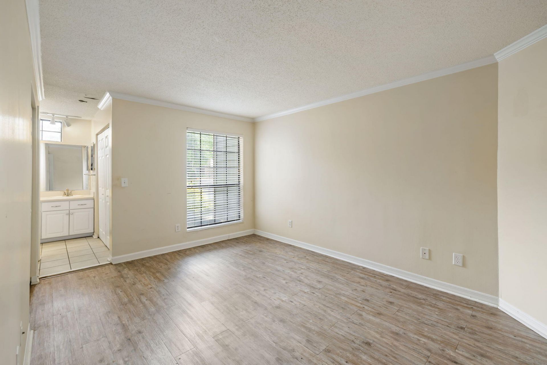 1852 Montclair Drive Photo 9