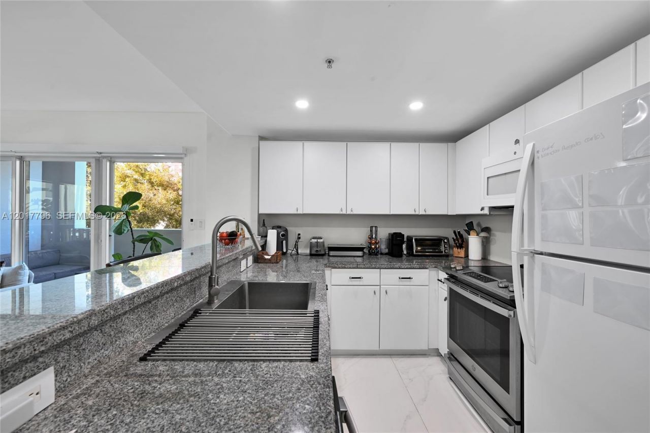 2740 SW 28th Ter , Unit 202, Miami, FL 33133 Photo